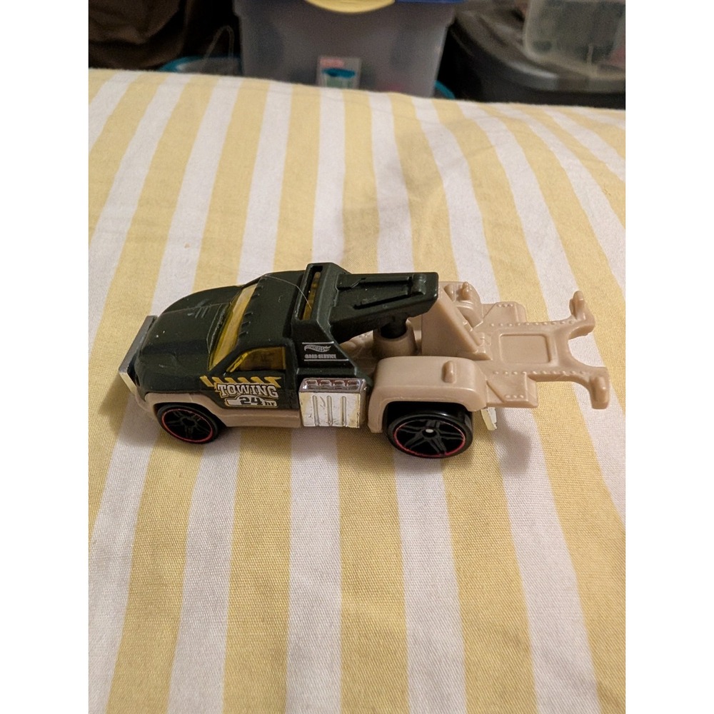 Hot Wheels HW Towing 24 hr Road Service Green Tow Truck Repo Duty Diecast